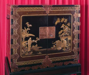 Cabinet japonais avec montures dorées et en cuivre, XVIIe siècle